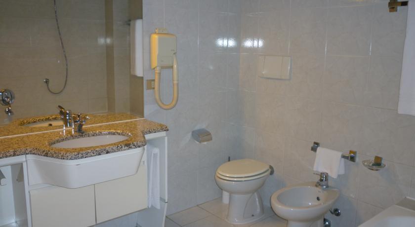 Hotel Ascot Binasco Esterno foto